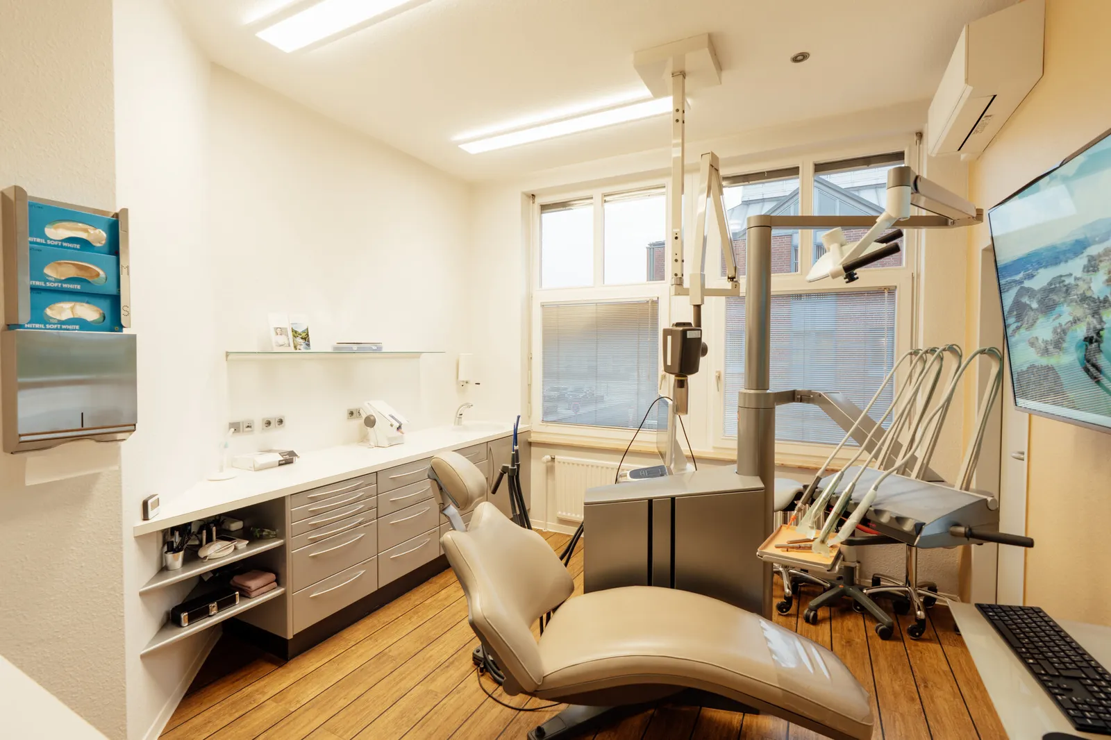 Calm consultation room at the holistic practice of Dmitri Klass in Bad Schwartau near Lübeck