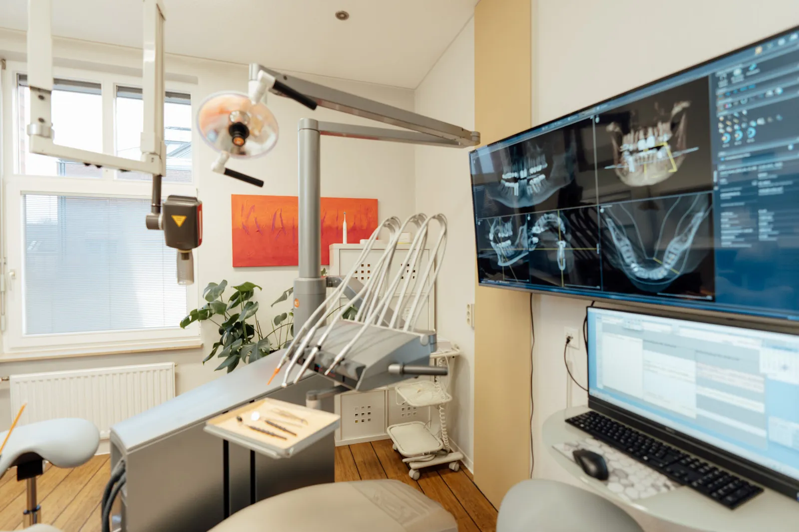 Treatment room at the holistic dental practice near Lübeck, with 3D imaging on screen