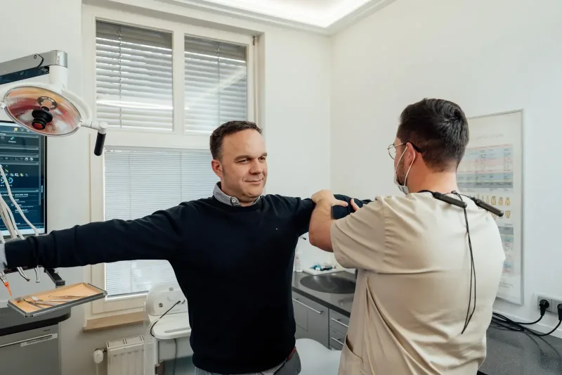 Tandlægen vurderer holdning og balance hos en patient i klinikken i Bad Schwartau