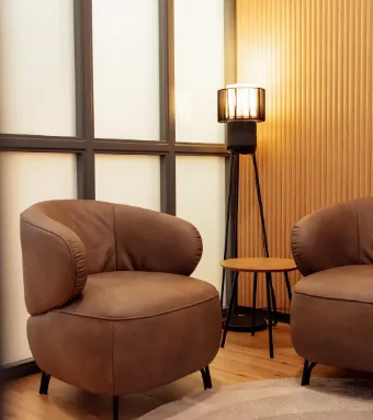 Warm waiting corner with two leather armchairs at the holistic dental practice in Bad Schwartau